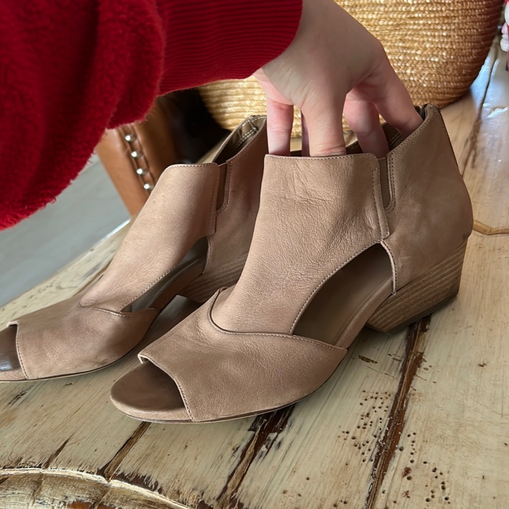 Naturalized women’s Greyson peep toe sandals